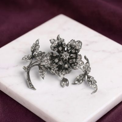 un plateau en marbre blanc orné d'une broche en forme de fleur