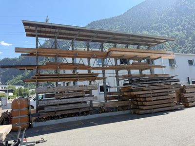beaucoup de bois empilé au bord de la route