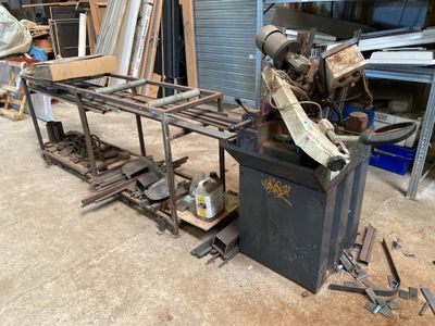 une machine placée au milieu d'une pièce