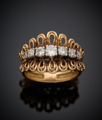 gros plan d'une bague en or et diamants sur une surface noire