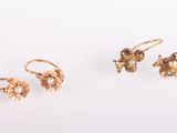 trois paires de boucles d'oreilles en or et une bague