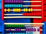 une image représentant un abaque coloré sur lequel figure un chiffre