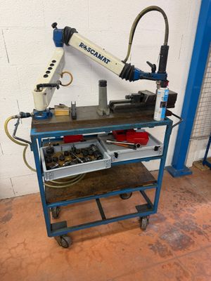 une machine posée sur une table