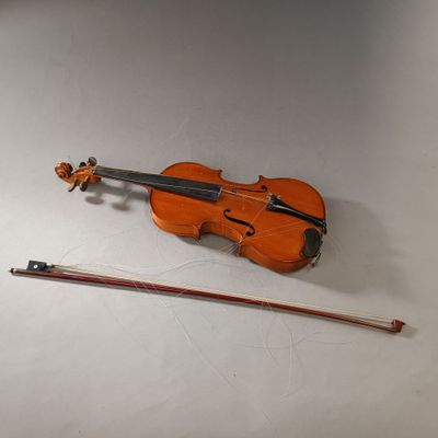 Violon d'étude et un archet. Joint un étui