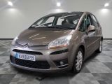 la petite voiture est garée sur le sol en damier du garage