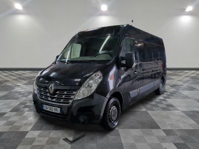une camionnette noire garée sur un sol à damier