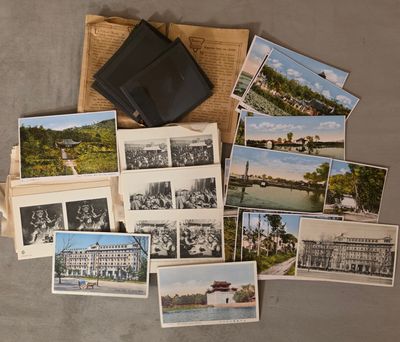 beaucoup de vieilles cartes postales par terre