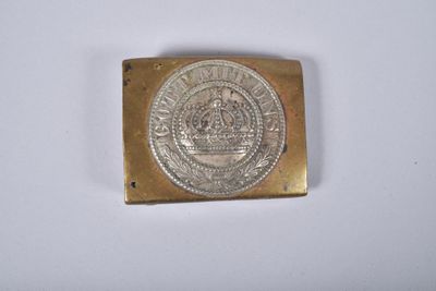 un gros plan d'une pièce d'or et d'argent posée sur une surface blanche