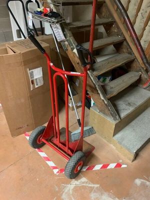 un diable posé devant un escalier