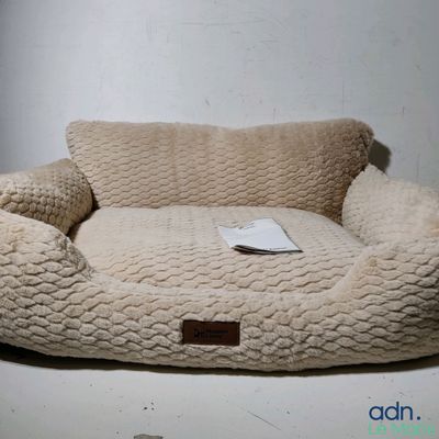 un panier pour chien surmonté d'un oreiller