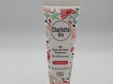un gros plan d'un tube de dentifrice posé sur une surface blanche