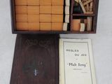 une image représentant une boîte en bois remplie de blocs en bois et d'un livre