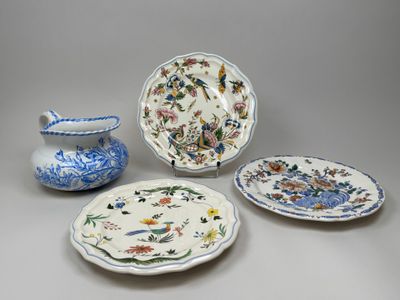 trois assiettes et un bol sont posés sur une table