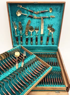 On trouve dans ce coffret de nombreux types d'argenterie différents