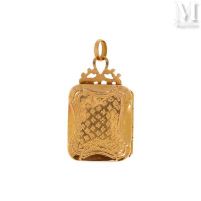 gros plan d'un pendentif en or sur fond blanc