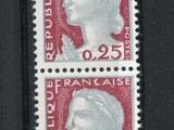 trois timbres sur un morceau de papier représentant un chien