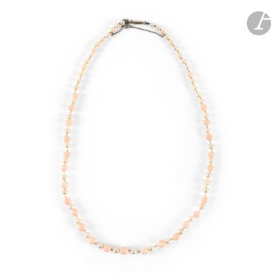 un gros plan d'un collier de perles sur fond blanc
