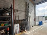 une photo d'un garage rempli d'objets