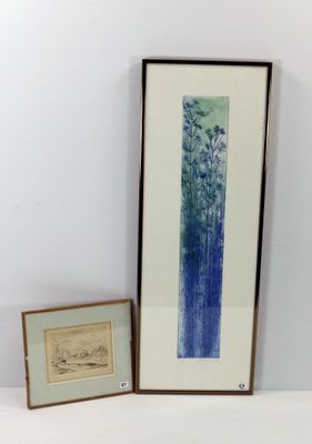 deux photos encadrées représentant des arbres et un vase bleu posés sur une table blanche