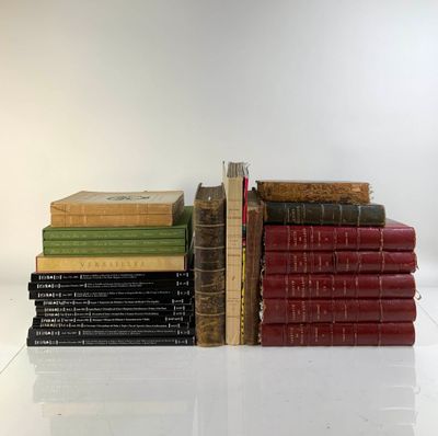 plusieurs livres empilés sur une surface blanche