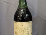 une vieille bouteille de vin posée sur une table en bois
