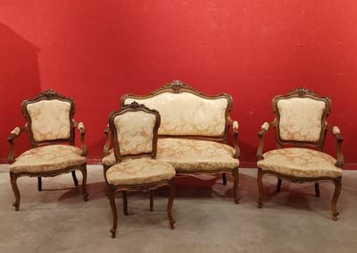 quatre chaises et une table dans une pièce dont l'un des murs est rouge