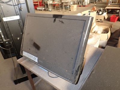 un téléviseur posé sur une table dans une pièce