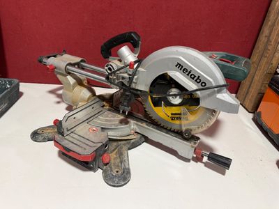 a picture of a circular saw on a table