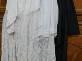 deux robes suspendues à un portant dans une armoire