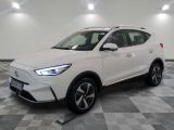 un SUV blanc garé dans une pièce au sol en damier