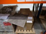 une pile de cartons posée sur une palette dans un magasin