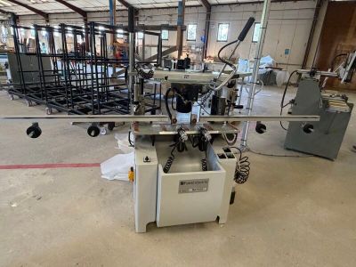 une machine qui se trouve à l'intérieur d'un bâtiment