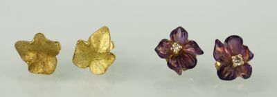 trois boucles d'oreilles clous ornées de fleurs dorées et violettes sur un fond blanc