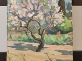 une peinture à l'huile représentant un arbre posé sur un banc en bois devant un mur blanc