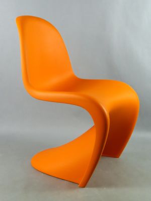 une chaise orange posée sur une surface blanche