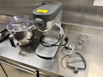 un mixeur posé sur un plan de travail en inox