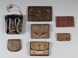 beaucoup de petits sacs à main posés sur la table
