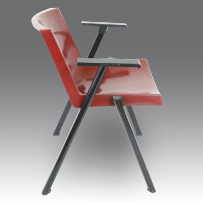 une image représentant une chaise rouge sur laquelle est posé un ordinateur portable