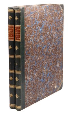 un vieux livre à la couverture bleue et marron posé sur une surface blanche