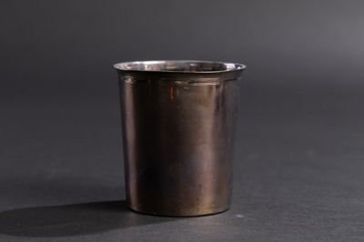 une coupe en argent posée sur une table
