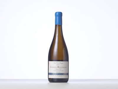 une bouteille de vin blanc posée sur une table