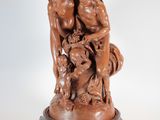 une image représentant une statue de deux hommes et d'un chien