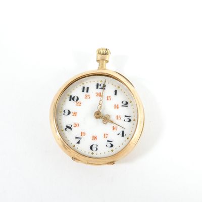 une montre de poche en or avec un cadran blanc sur une surface blanche