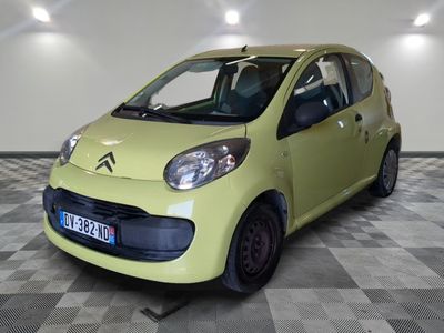 une petite voiture jaune garée sur un sol à damier
