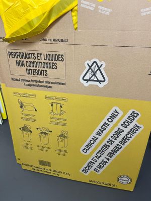 une boîte sur laquelle est posé un sac jaune