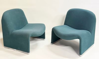 paire de fauteuils de salon de style « mid-century modern » en velours bleu