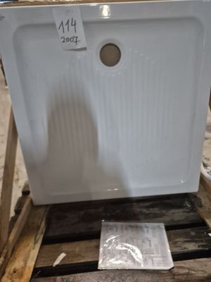 l'image d'un réfrigérateur blanc posé sur une palette en bois
