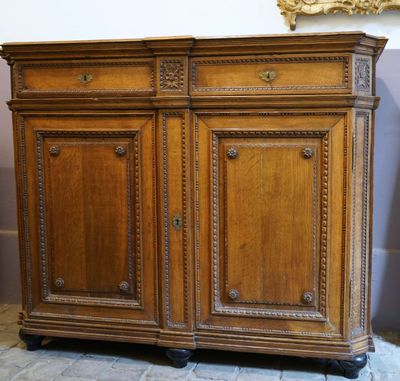 une armoire en bois surmontée d'un miroir