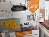 de nombreuses caisses de marchandises empilées les unes sur les autres