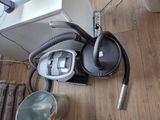 un aspirateur posé par terre à côté d'un seau